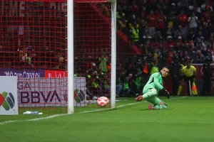 ¡Terrible error! Ángel Malagón provoca duro golpe y penal sobre Paulinho