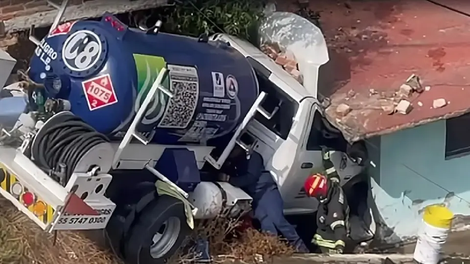 VIDEO / Gran susto en Naucalpan: pipa de gas se estrella contra casa y la destroza