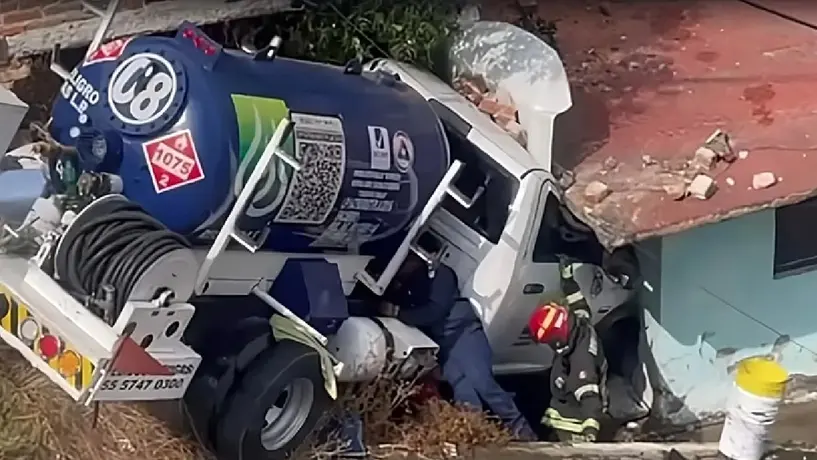 VIDEO / Gran susto en Naucalpan: pipa de gas se estrella contra casa y la destroza