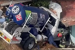 VIDEO / Gran susto en Naucalpan: pipa de gas se estrella contra casa y la destroza