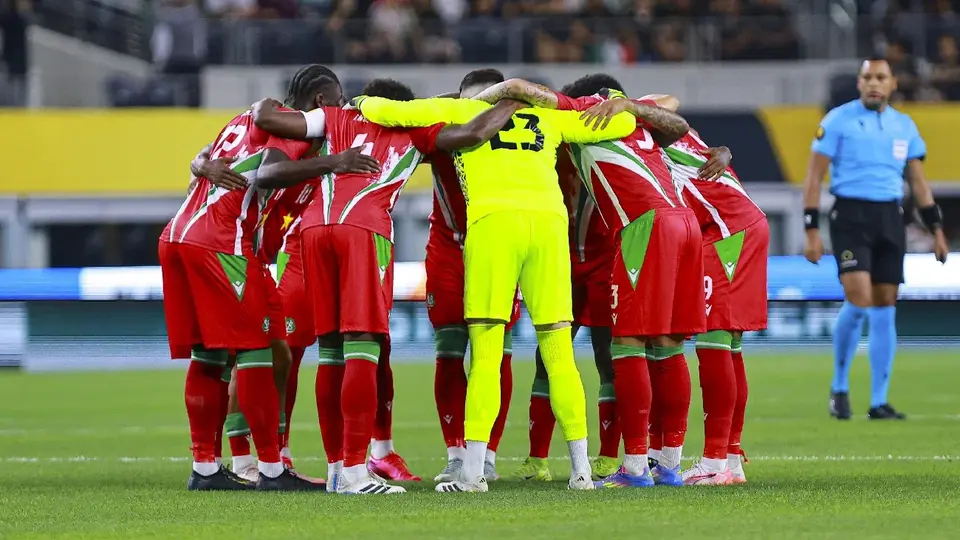 Surinam confía su futuro mundialista a un técnico con pasado en Barcelona y Chelsea