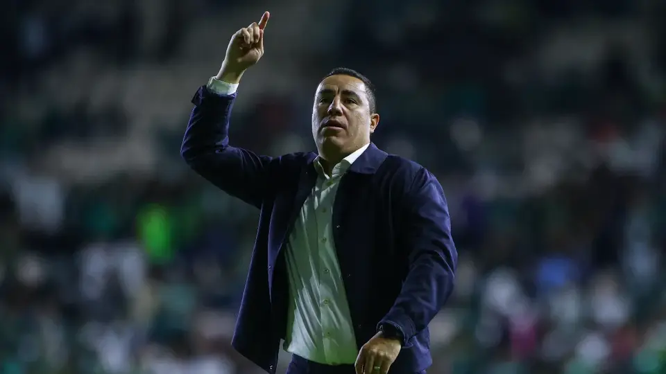Presidente de Pumas y Efraín Juárez son captados en el Gran Premio de la Ciudad de México