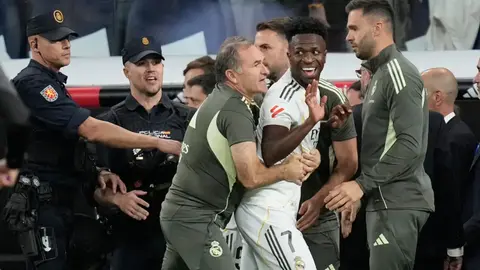Vinícius Júnior encara a Lamine Yamal al final del Clásico: "sólo das pases atrás"