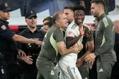 Vinícius Júnior encara a Lamine Yamal al final del Clásico: "sólo das pases atrás"