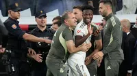 Vinícius Júnior encara a Lamine Yamal al final del Clásico: "sólo das pases atrás"