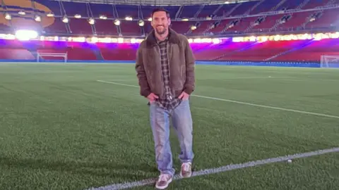 Lionel Messi "sorprende" a una pareja en Barcelona tras su visita al Camp Nou