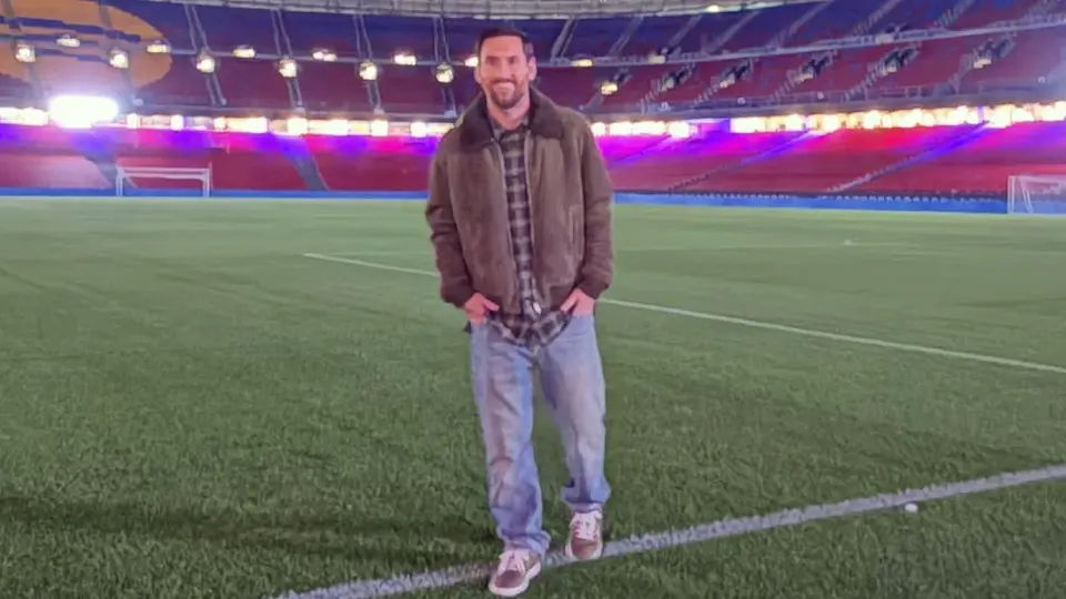 Lionel Messi "sorprende" a una pareja en Barcelona tras su visita al Camp Nou