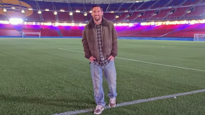 Lionel Messi "sorprende" a una pareja en Barcelona tras su visita al Camp Nou