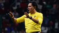 Cantante Guerrero arremete contra arbitraje de Liga MX y deja recado a Francisco Chacón