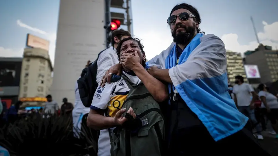 El desamor más fuerte; hombres lloran cuatro veces más por futbol que por amor