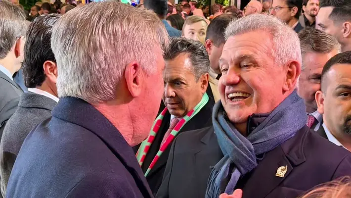 Javier Aguirre y Carlo Ancelotti se funden en emotivo abrazo previo al Sorteo del Mundial 2026