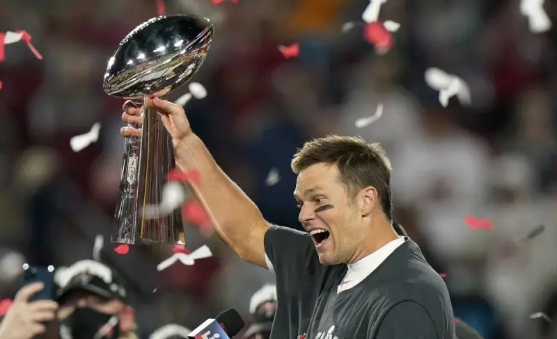 Tom Brady, ganador de seis anillos de Super Bowl con los Pats | AP