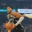 ¡Encienden alertas! Giannis Antetokounmpo sale del juego contra Cavaliers por lesión