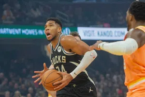 ¡Encienden alertas! Giannis Antetokounmpo sale del juego contra Cavaliers por lesión