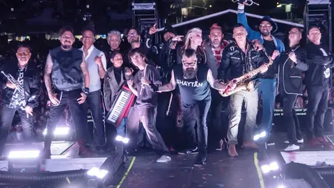 Panteón Rococó festeja 30 años con slam, cerveza, fiesta y gritos de justicia