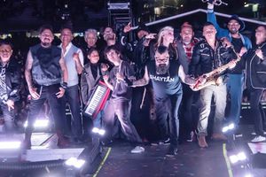 Panteón Rococó festeja 30 años con slam, cerveza, fiesta y gritos de justicia