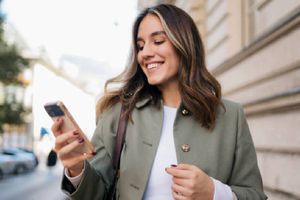 Por qué está de moda usar el celular sin funda y qué tan seguro es hacerlo