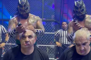 Shocker perdió su cabellera ante DMT Azul en el aniversario de la Arena Naucalpan