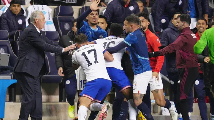 ¡Pelea campal! Jugadores opacan el Estados Unidos vs Paraguay