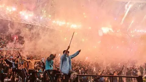 Bengalas, humo y pasión: el Cilindro de Avellaneda vibró con un recibimiento histórico de Racing
