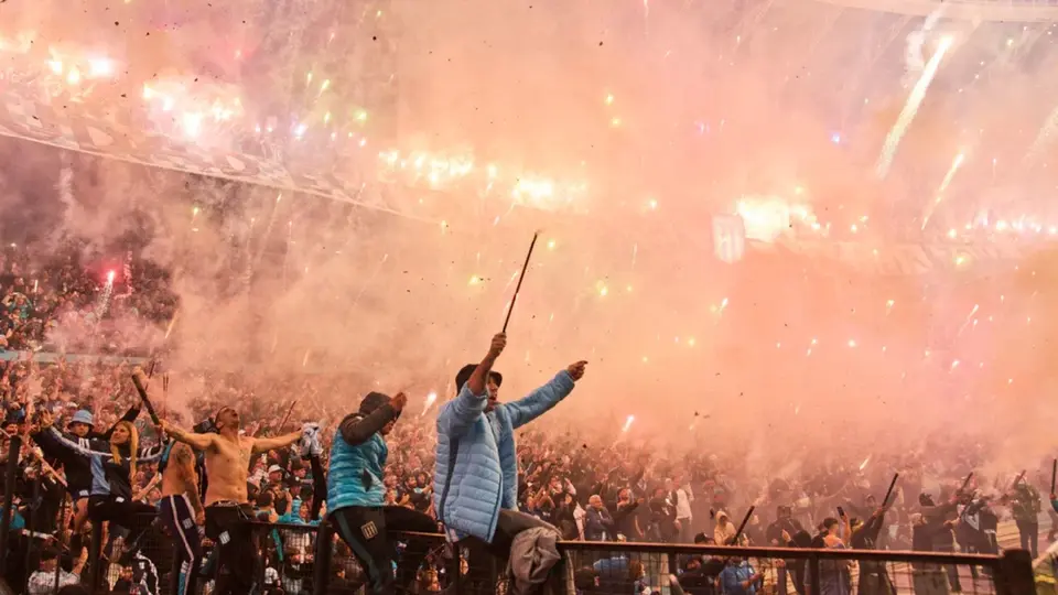 Bengalas, humo y pasión: el Cilindro de Avellaneda vibró con un recibimiento histórico de Racing