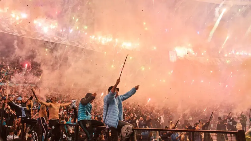 Bengalas, humo y pasión: el Cilindro de Avellaneda vibró con un recibimiento histórico de Racing