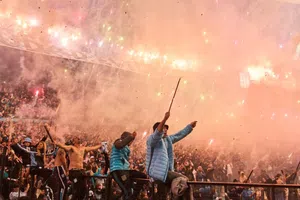 Bengalas, humo y pasión: el Cilindro de Avellaneda vibró con un recibimiento histórico de Racing