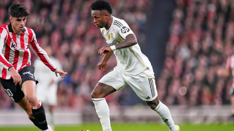 ¡Otra vez! Vinicius se engancha con la grada del San Mamés