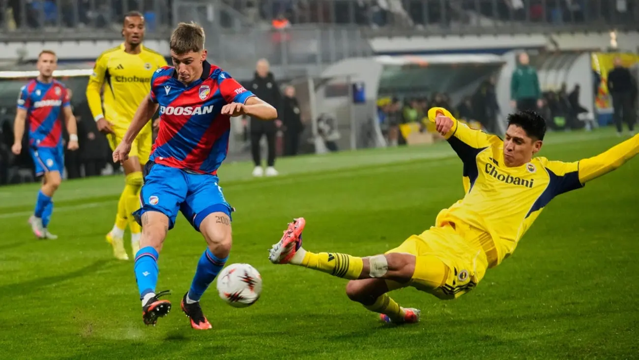 Edson Álvarez se barre en el partido ante Viktoria Plzen | AP