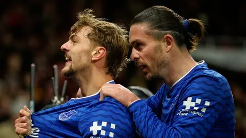 Manchester United, con un jugador más, perdió contra Everton y alarga su mala racha
