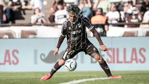 Pumas pone la mira en Ronaldo Martínez, delantero paraguayo, para reforzarse de cara al Clausura 2026
