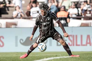 Pumas pone la mira en Ronaldo Martínez, delantero paraguayo, para reforzarse de cara al Clausura 2026