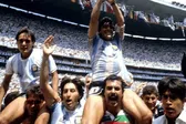 Murió Roberto Cejas, el aficionado que alzó a Maradona en el Azteca con la Copa del Mundo