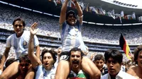 Murió Roberto Cejas, el aficionado que alzó a Maradona en el Azteca con la Copa del Mundo