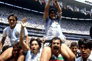 Murió Roberto Cejas, el aficionado que alzó a Maradona en el Azteca con la Copa del Mundo