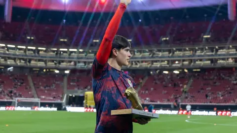 Chivas realiza dinámica en apoyo a la “Hormiga” González con pelucas de Goku