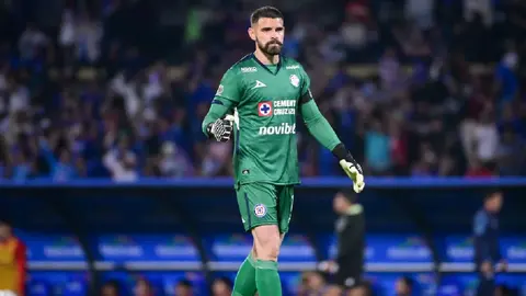Andrés Gudiño rompe el silencio tras penal fallado de Chicharito Hernández