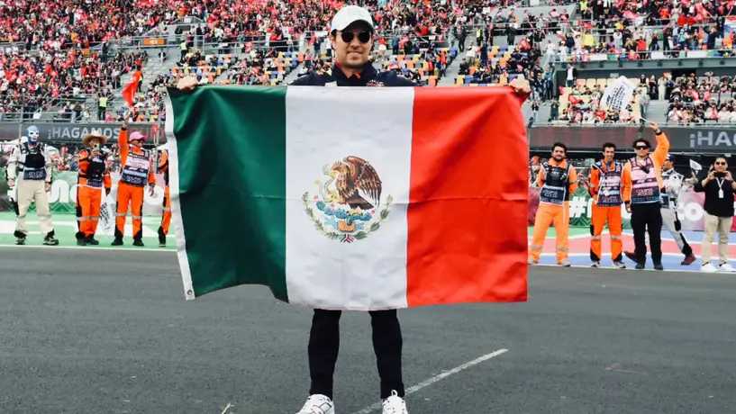 Checo Pérez confiesa sentirse ‘extraño’ al no estar en la parrilla de pilotos, pero celebra los logros del GP de México