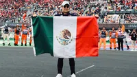 Checo Pérez confiesa sentirse ‘extraño’ al no estar en la parrilla de pilotos, pero celebra los logros del GP de México