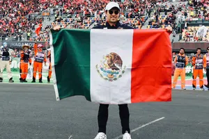 Checo Pérez confiesa sentirse ‘extraño’ al no estar en la parrilla de pilotos, pero celebra los logros del GP de México
