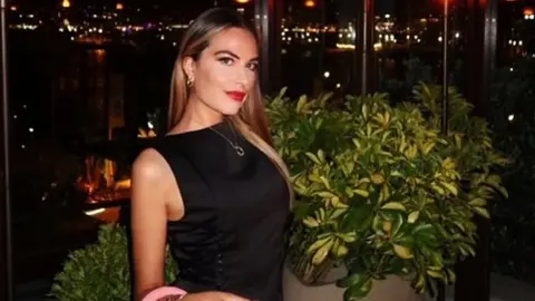 ¡Tragedia! Joven modelo pierde la vida en manos de su expareja de 52 años