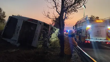 VIDEO / Tragedia en la Morelia–Pátzcuaro: volcadura de autobús deja 10 muertos y 20 heridos