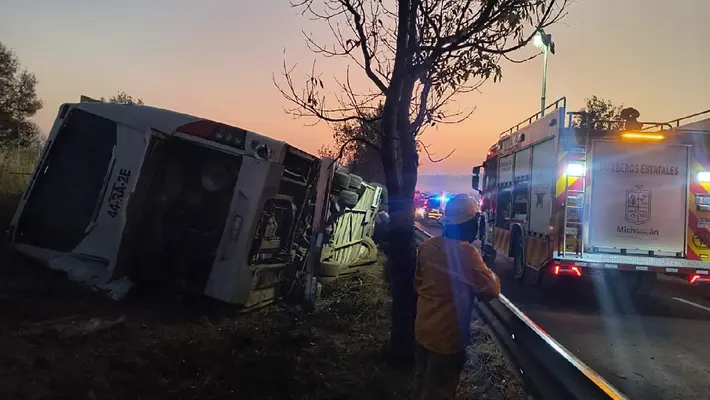 VIDEO / Tragedia en la Morelia–Pátzcuaro: volcadura de autobús deja 10 muertos y 20 heridos