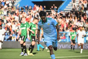 Dybala anota su primer gol en liga desde febrero y lleva a la Roma a la cima de la Serie A