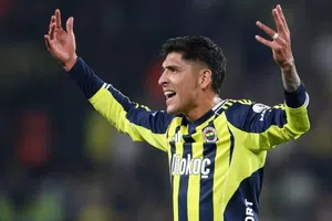 ¡De cárcel! Edson Álvarez recibe dura entrada que provoca expulsión