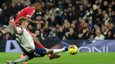 Alexander Isak anota ante Tottenham, pero sale lesionado y enciende las alarmas