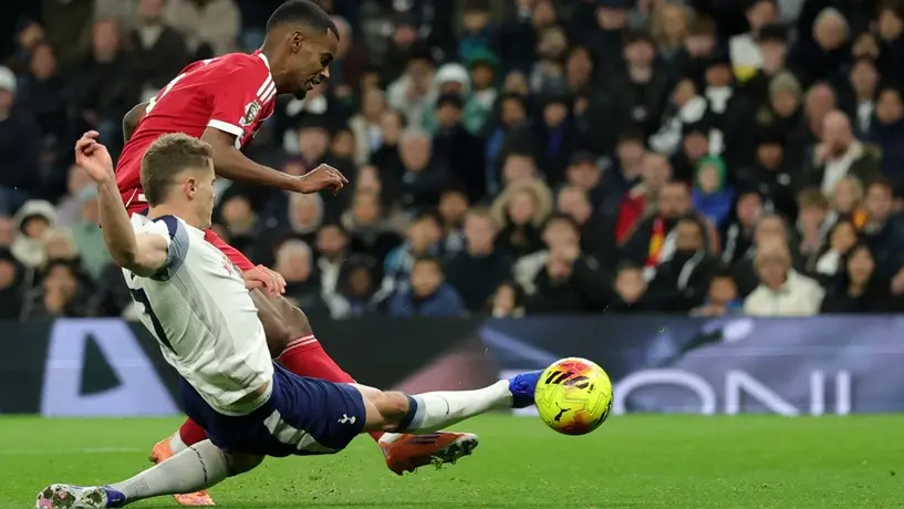 Alexander Isak anota ante Tottenham, pero sale lesionado y enciende las alarmas