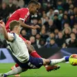 Alexander Isak anota ante Tottenham, pero sale lesionado y enciende las alarmas