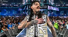 Dominik Mysterio quiere retirar y quitarle la máscara a Rey Mysterio