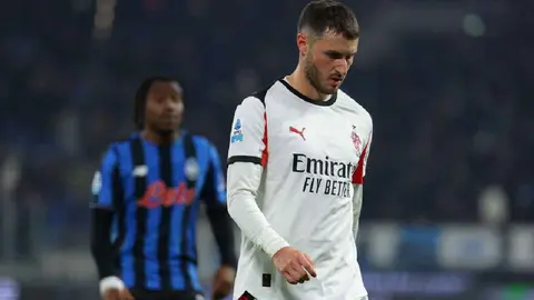 '¡Quédate en México y vende tacos!': la ola de críticas a Santiago Giménez por sequía en el Milan
